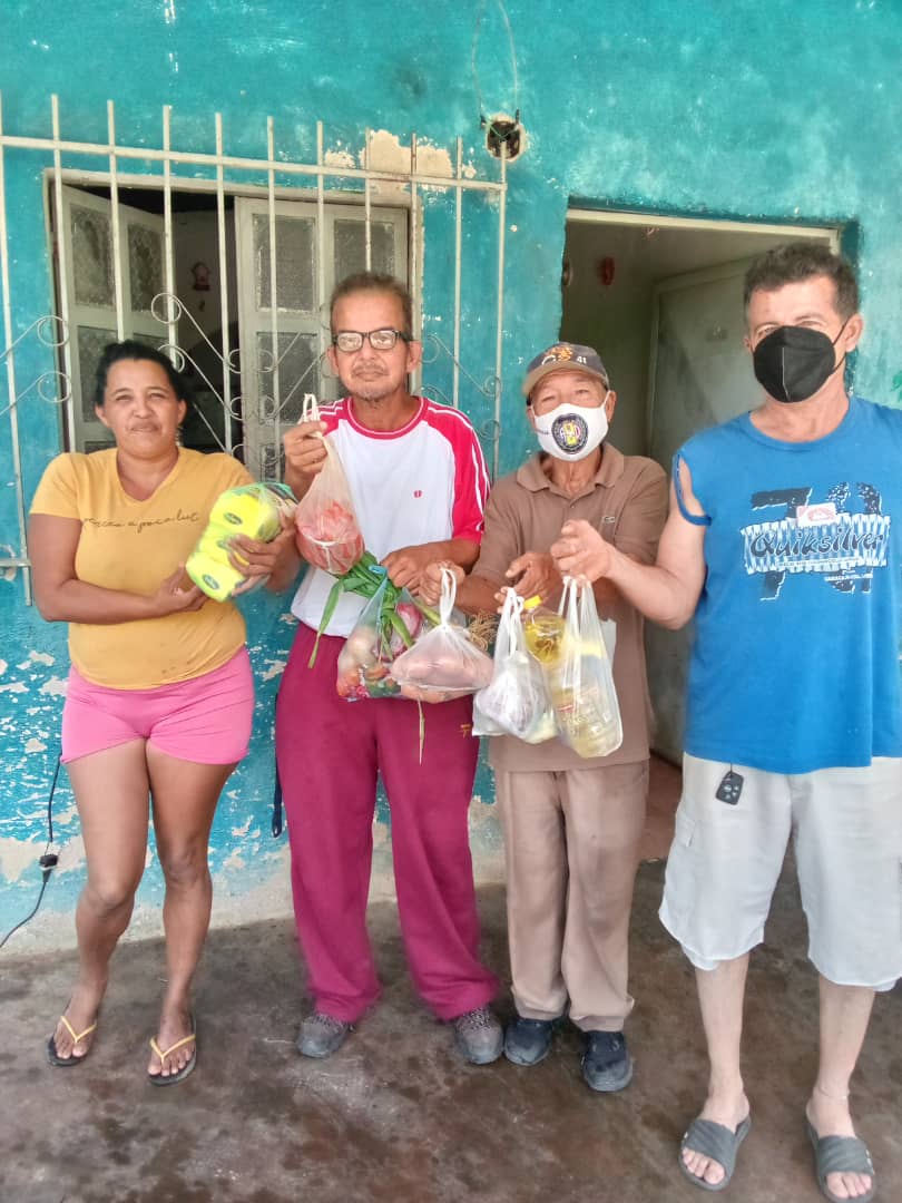 Hoy Nuestro Equipo de <a href="/ADemocratica/">Acción Democrática</a> del <a href="/cemadssebastian/">CEM AD SAN SEBASTIÁN</a> amaneció en el Sector #Chaparral haciendo entrega de los insumos para la continuidad del Programa Arepas #UnidadasXVenezuela 

Cada uno debe dar según lo que haya decidido en su corazón porque Dios ama al que da con alegría