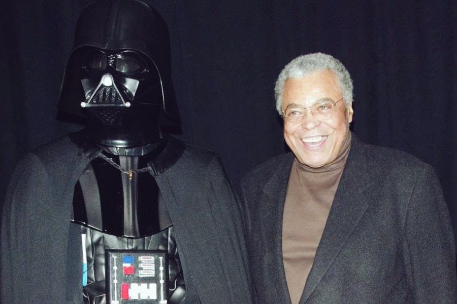 SandymoonMX's tweet photo. #JamesEarlJones de 91 años (yo pensé que ya había muerto 🤦) anunció que ya no le pondrá voz al #sith #DarthVader, firmó un acuerdo para que #Lucasfilm recree su voz digitalmente. Se utilizó inteligencia artificial para la voz en la #serie #ObiWan #Kenobi #StarWars #sandymon #rt https://t.co/dzGYNCbf8V
