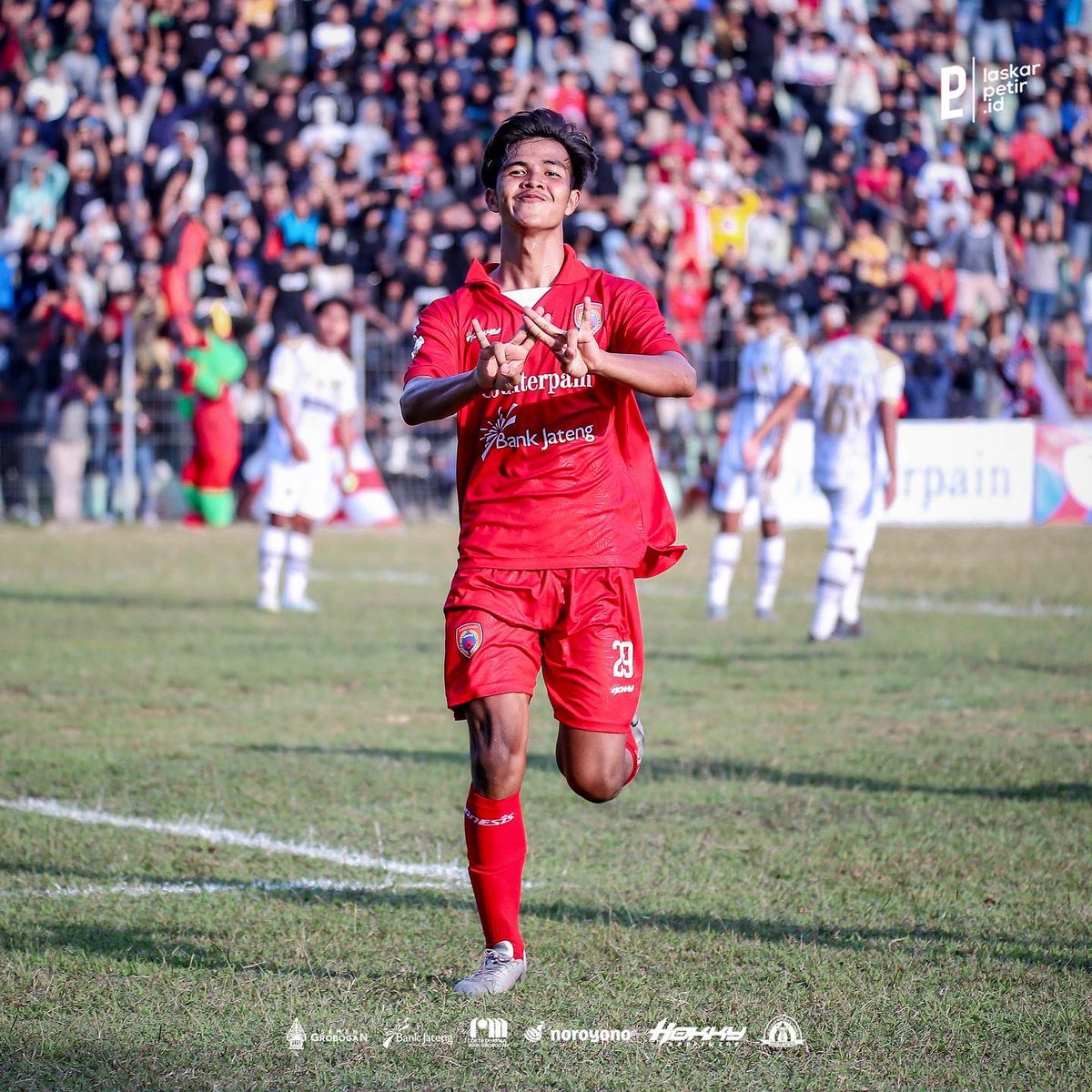 laskarpetir_id's tweet photo. Potret perjuangan penggawa Laskar Petir meraih poin penuh di laga sore ini, 𝙛𝙤𝙘𝙪𝙨 𝙤𝙣 𝙣𝙚𝙭𝙩 𝙜𝙖𝙢𝙚 !⚡️👊

#COLP
#LaskarPetirID
#PersipurPurwodadi https://t.co/xLl4AgtLca