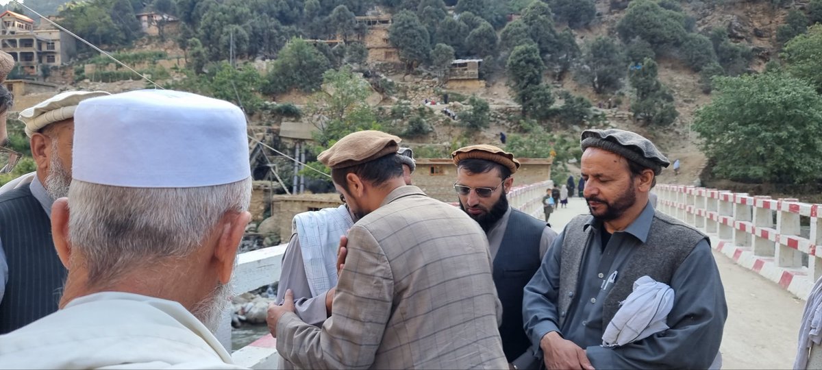 د هیواد  د علمي شخصیت جناب ډاکترصاحب فاروق اعظم او ملګرو نه  یې یوه نړی مننه  چې ماته یې زما کور ته د راتګ او د احوال پرسۍ شرف  را وبخښل. 
د جناب ډاکټر صاحب د علمي او د اوضاعو تحلیلي مجلس نه مو خوند واخیست .
 کوریې ودان  او 
عُمر یې پر برکت.