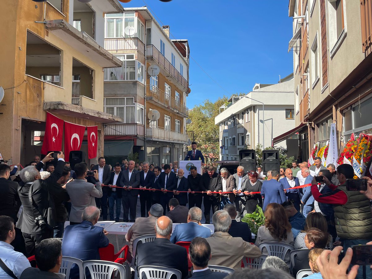 Bugun yeni yerinin acilisi gerceklesen  Anadolu yakasi siirtliler egitim  sosyal yardimlasma ve dayanisma dernegi SİSYAD in acilis programina ilçe yoneticilerimiz dava arkadaslarimiz ile katilim sagladik yeni yerin ve yonetimin hayırlı ugurlu olmasini diliyoruz .
