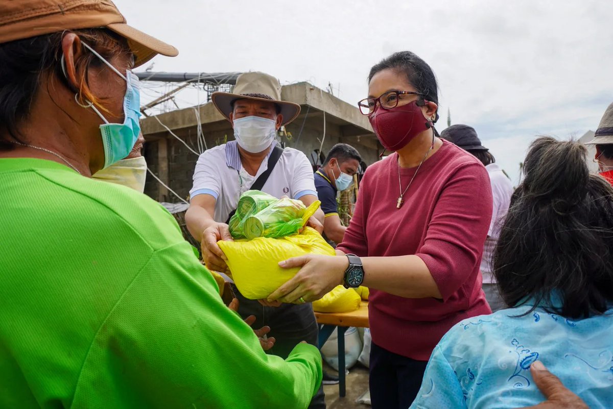 claireyu's tweet photo. In the most difficult times, a leader must always show up. And Leni is still here with us...showing up. 

trolls are always finding her, kasi nasanay kayo na lagi siya unang nag-eemergency respond immediately. 
Ang Presidente!

#KardingPH https://t.co/ulAqGNmzuv
