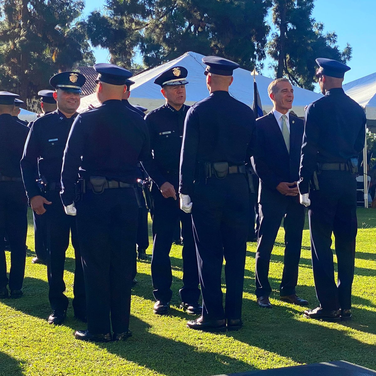 What a memorable moment with Captain Chris Zine, Chief of Police Michel Moore and Mayor Eric Garcetti inspecting and having a personal chat with each graduate of the class of 4-22. 💙💙💙

Congrats to the class of 4-22! #police #lapdacademy #parkerfoundation #422