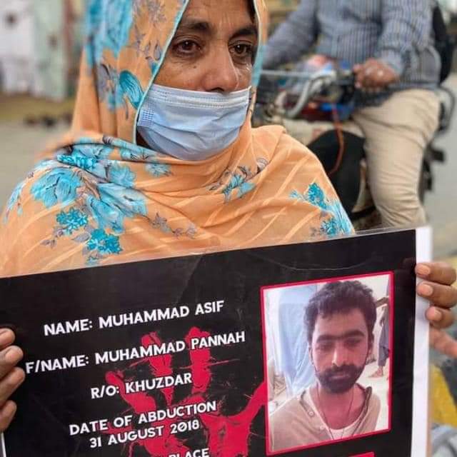 sairabaluch_'s tweet photo. وہ لمحات میرے لئے بہت تکلیف دہ ہوتے ہیں جب میں آدھی رات کو اپنی والدہ کی سسکیوں کی آواز سن کے نیند سے اٹھتی ہوں پتہ نہیں کب یہ انتظار ختم ہوگا ۔
#ReleaseAsifandRasheed https://t.co/03e9E4NlCH