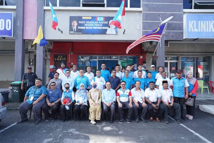 amar_amk9757's tweet photo. Perasmian Pejabat Majlis Pimpinan Negeri (MPN) Keadilan Perlis bertempat di Wisma Perkumpulan Perempuan Kangar (dekat J&T Kangar) oleh Presiden @KEADILAN, DS @anwaribrahim.
#BetterPerlis #AyuhMalaysia https://t.co/Uf2W9D0E62