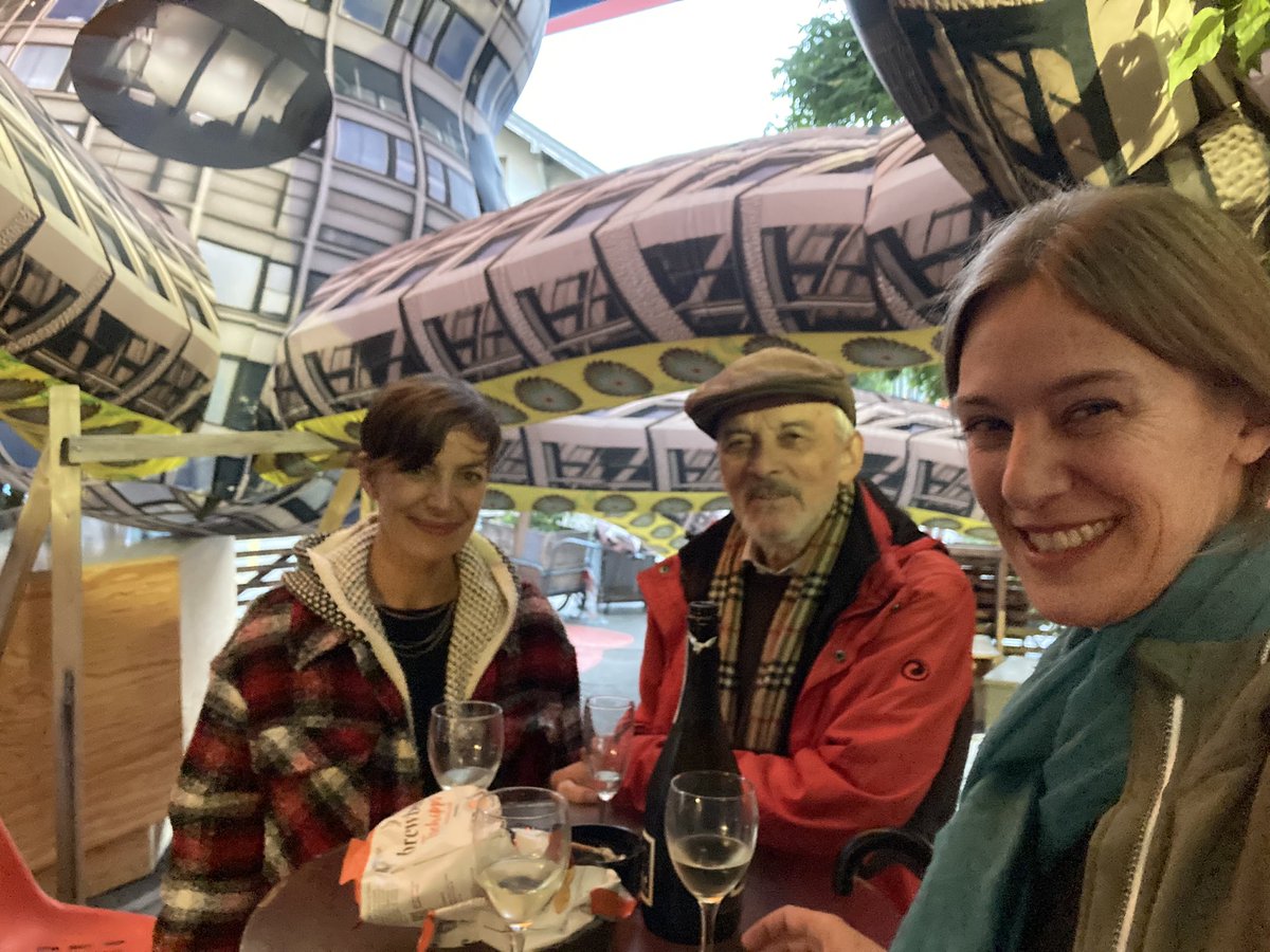 Im Helsinki an Feiern der gewonnenen AL-Noigass-Initiative, der Tagesschulvariante Gemeinderat und des fast Überraschungserfolgs der AL-Dividendeninitiative mit #NiggiScherr <a href="/Nicole_Wyss_8/">Nicole Wyss</a> und <a href="/MelanieBerner/">Melanie Berner</a>. AL rockt! <a href="/al_zuerich/">Alternative Liste Zürich</a>