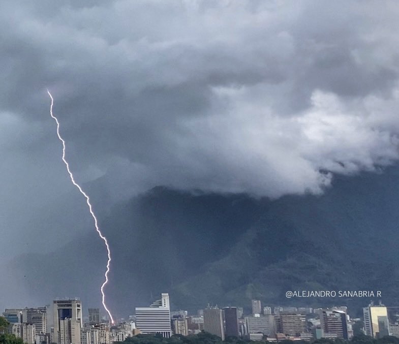 AlexSanabriaR's tweet photo. El #Avila y el rayo #25Sep #Venezuela https://t.co/lb74iFMscZ
