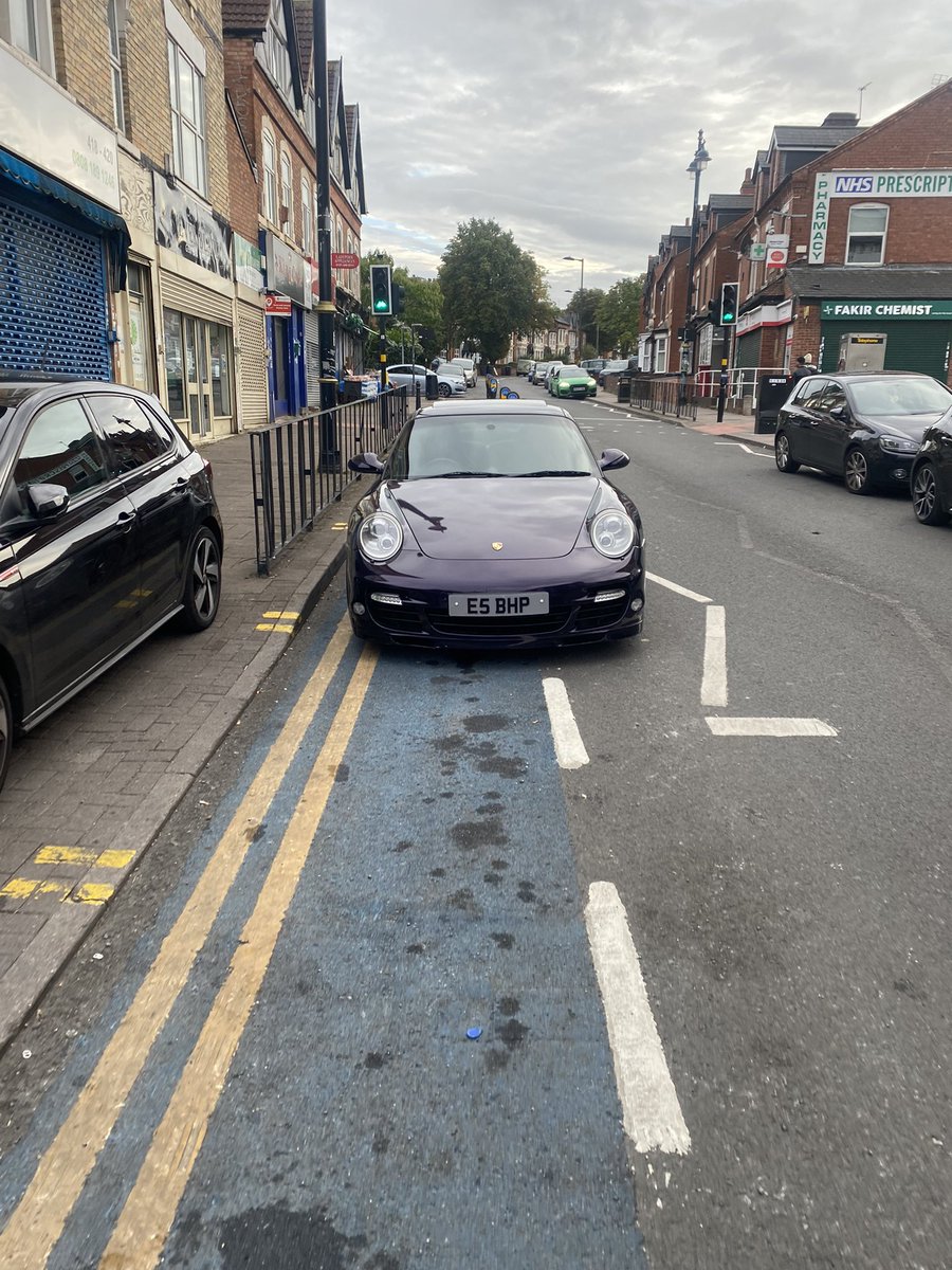 GsEbbon's tweet photo. Commuting home and I came across on Sunday afternoon @MoseleyHeathWMP Can you guess the road? #moseley #brumbikecam @ #badlyparkedbrum #ladywoodroad #bikelanesforbikes @birmingham_live #birminghamcouncil #whatsthepoint @BCRbirmingham @BhamCityCouncil https://t.co/v1rurPMpvZ