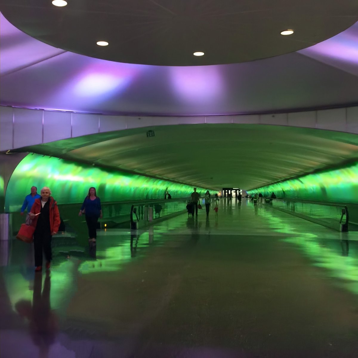 EndlessSummerPH's tweet photo. This Light Tunnel is located n the #Detroit Airports McNamara Terminal. This walkway features a programmed display of lights with sound for the passenger's enjoyment.🇺🇸
#airport #delta #dtw #michigan #usa #visitusa #america #travel #endlesssummerph
#endlesssummerphgoestomichigan https://t.co/luhYzcBOzi