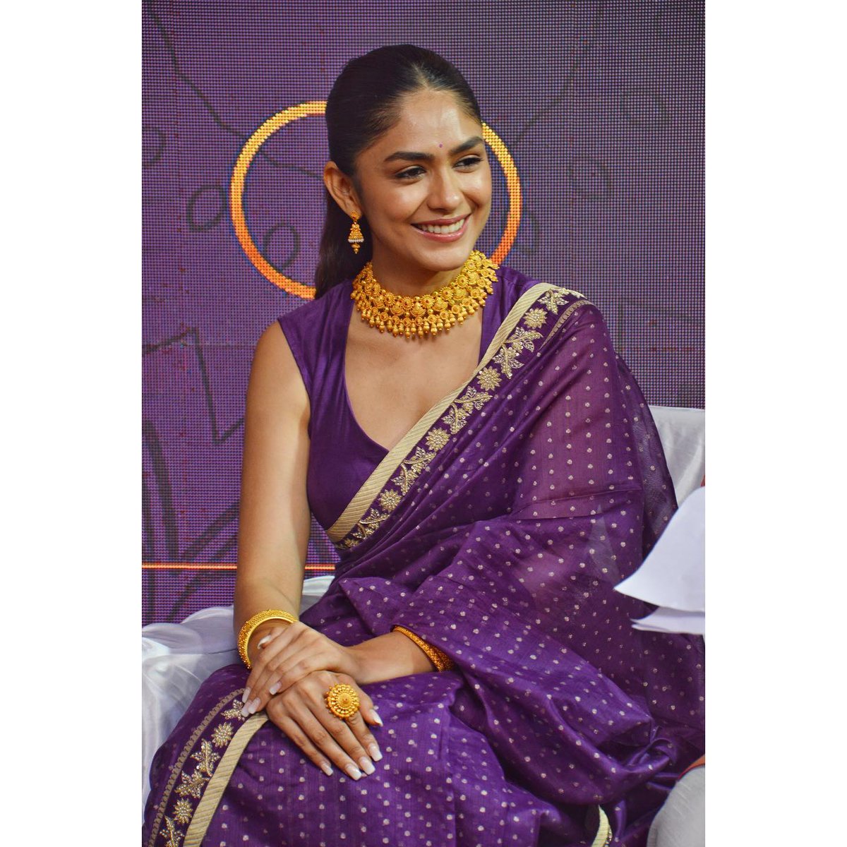 FilmsLoveLife's tweet photo. Sita in traditional mode♥ Absolutely stunning @mrunal0801.. Exclusive HD! #MrunalThakur https://t.co/yaph91q2Yc