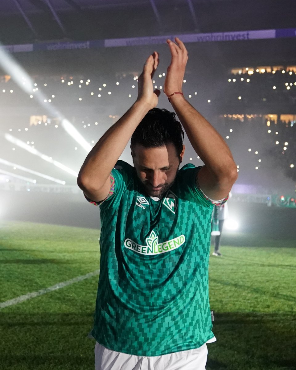 One last dance 🙇‍♂️💚

#AdiosPiza | #ClaudiosFiesta