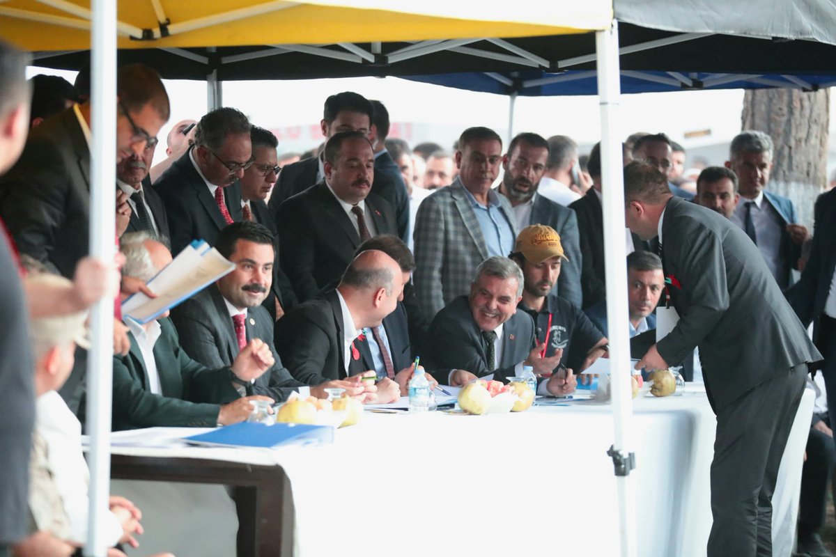zabeyazgul's tweet photo. İçişleri Bakanımız Sayın @suleymansoylu ve İl Protokolümüzün katılımlarıyla düzenlenen Suruç Nar Festivali'ndeyiz.

İlçemizin sembollerinden olan "Nar" ve "Arap Atları" arasında gerçekleşen yarışmalarda jüri olduk, festival standlarını ziyaret ettik.

#ŞanlıurfayıKeşfet https://t.co/0RQz1theuF