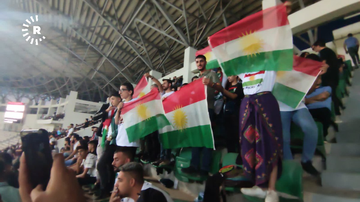 Bursa_kusu1's tweet photo. Burası Türkiyede oynanan amed- Bursaspor maçından kare. 
amedliler her yeri kürdistan bayraklarıyla donatmış, bir tane bile Türk bayrağımız yok. Yetkililere sesleniyoruz. Gereken yapılsın. Sayın Süleyman soylu sizde maçtasınız nasıl müsaade ediyoruz. https://t.co/tNuPm3vVCv