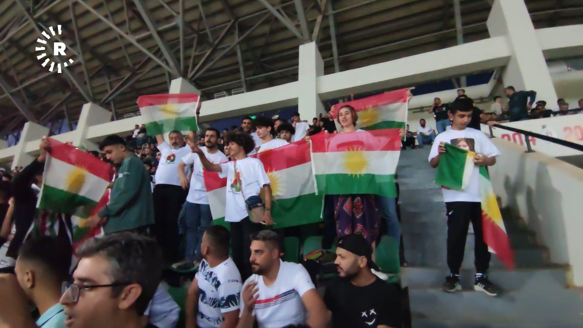 Bursa_kusu1's tweet photo. Burası Türkiyede oynanan amed- Bursaspor maçından kare. 
amedliler her yeri kürdistan bayraklarıyla donatmış, bir tane bile Türk bayrağımız yok. Yetkililere sesleniyoruz. Gereken yapılsın. Sayın Süleyman soylu sizde maçtasınız nasıl müsaade ediyoruz. https://t.co/tNuPm3vVCv