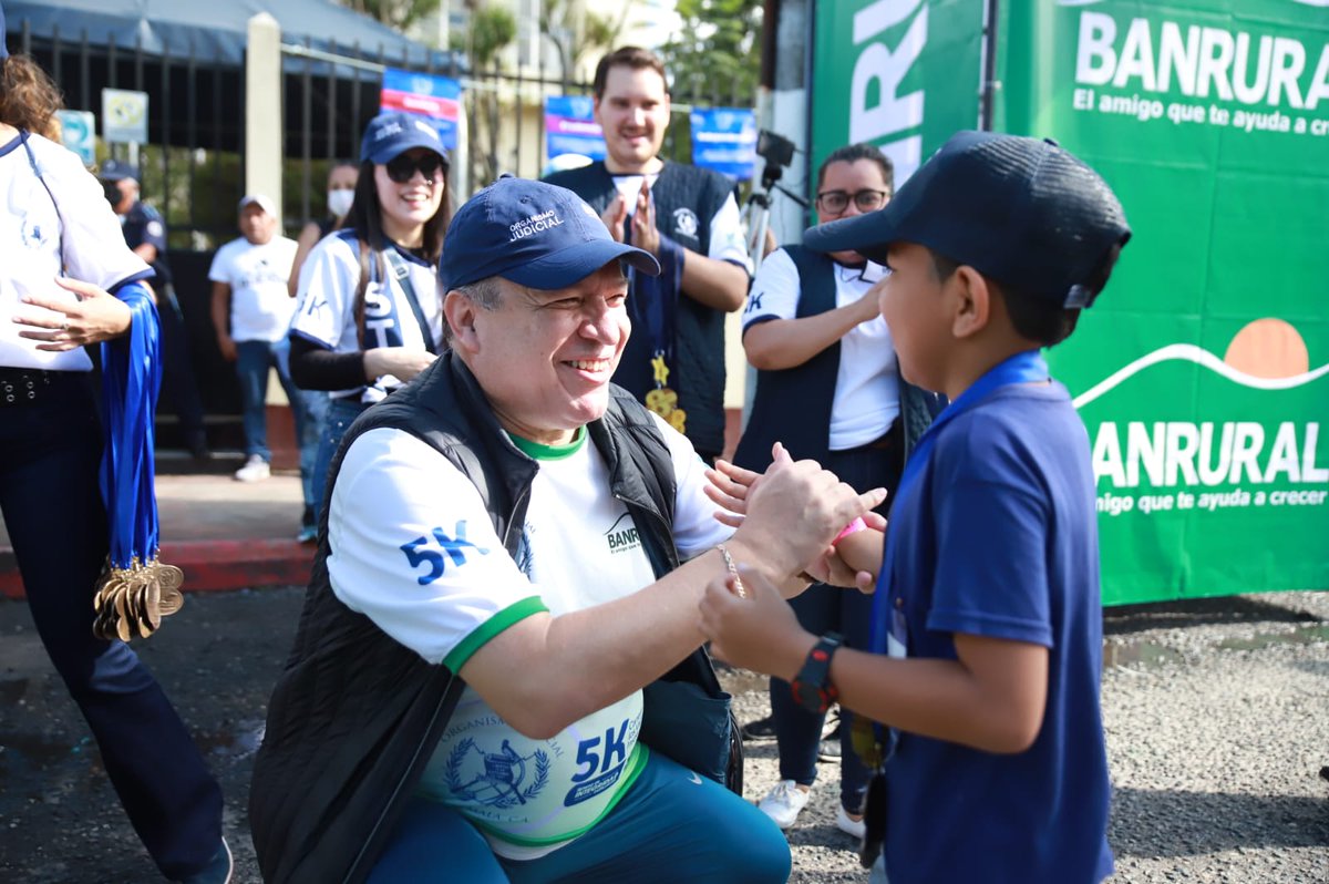 OJGuatemala's tweet photo. El Magistrado Sergio Amadeo Pineda Castañeda dio el banderazo de salida donde mas de 500 trabajadores junto a familiares y amigos compartieron de una mañana deportiva

@MiMuniCoban
#STOJ https://t.co/o8LRusMNk3