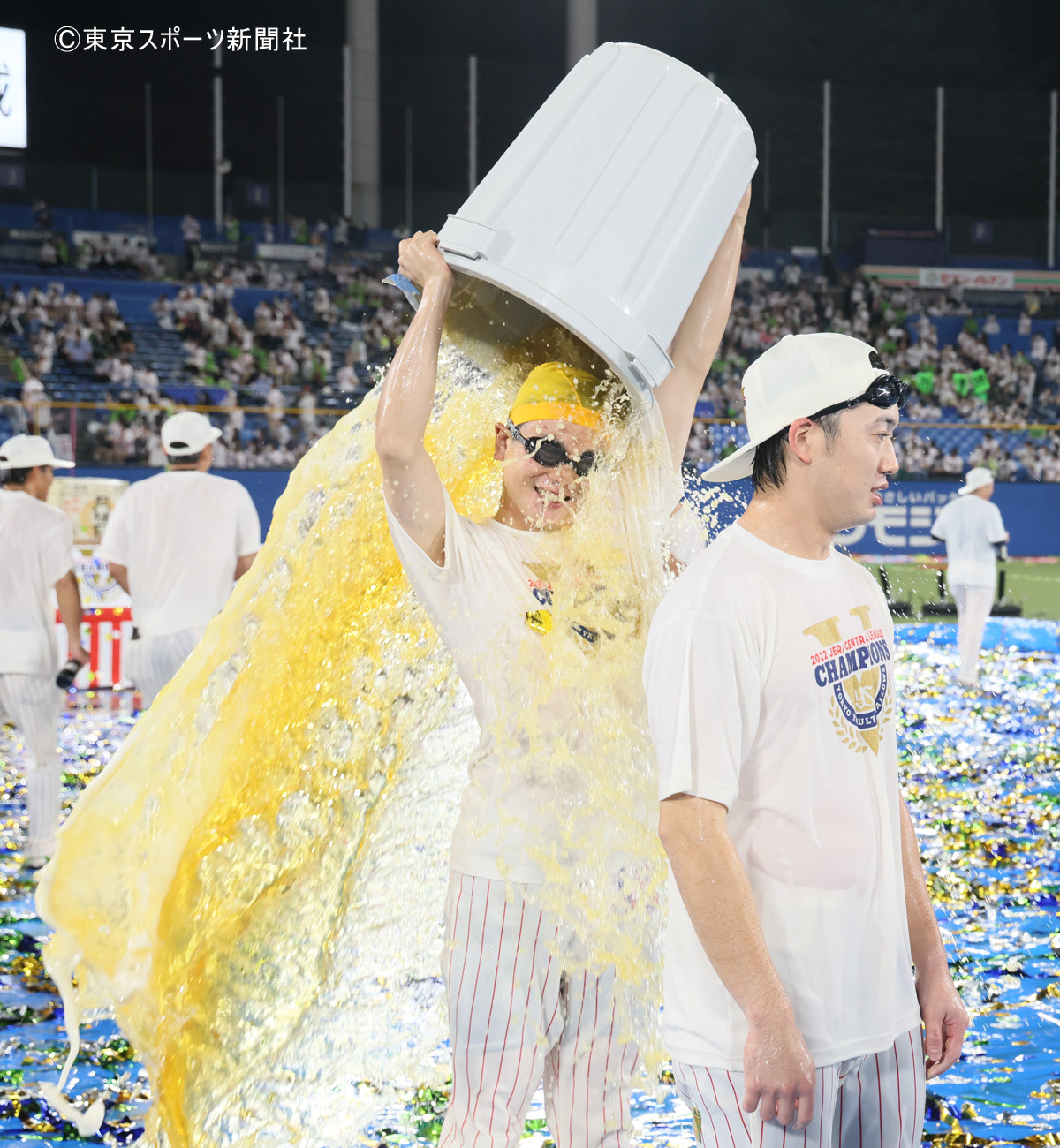 東京ヤクルトスワローズ - 東京ヤクルトスワローズ ビールかけPhotoTシャツ ブラック 長岡&amp;山崎 L 東京ヤクルトスワローズ - 東京ヤクルトスワローズ ビールかけ