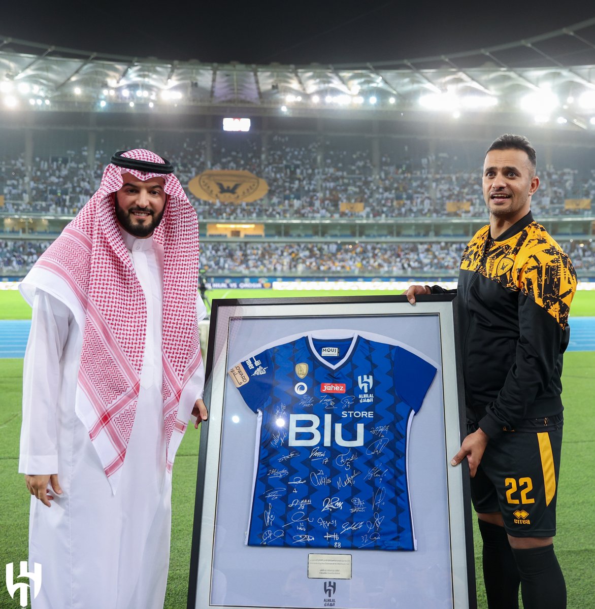 Alhilal_FC's tweet photo. 🔝#فهد_الهلال يهدي "نواف الخالدي" قميص #الهلال 💙 https://t.co/cIts0Bi5vj