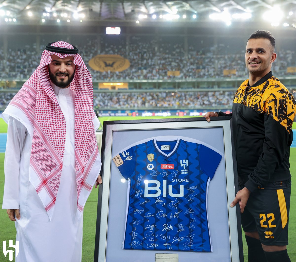 Alhilal_FC's tweet photo. 🔝#فهد_الهلال يهدي "نواف الخالدي" قميص #الهلال 💙 https://t.co/cIts0Bi5vj