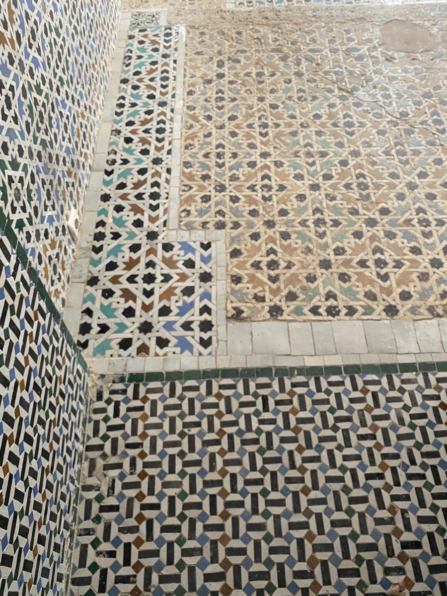 Pour les ignares .. Le Mechouar a été bâti en 1248. Le zellige avec l'étoile heptagonale à Tlemcen était présent depuis plus de 10 siècles n'en déplaise à ceux qui croient que c'est leurs création .. De base il a été inspiré par les mosaïques romaines et grecques..
#Cultivezvous