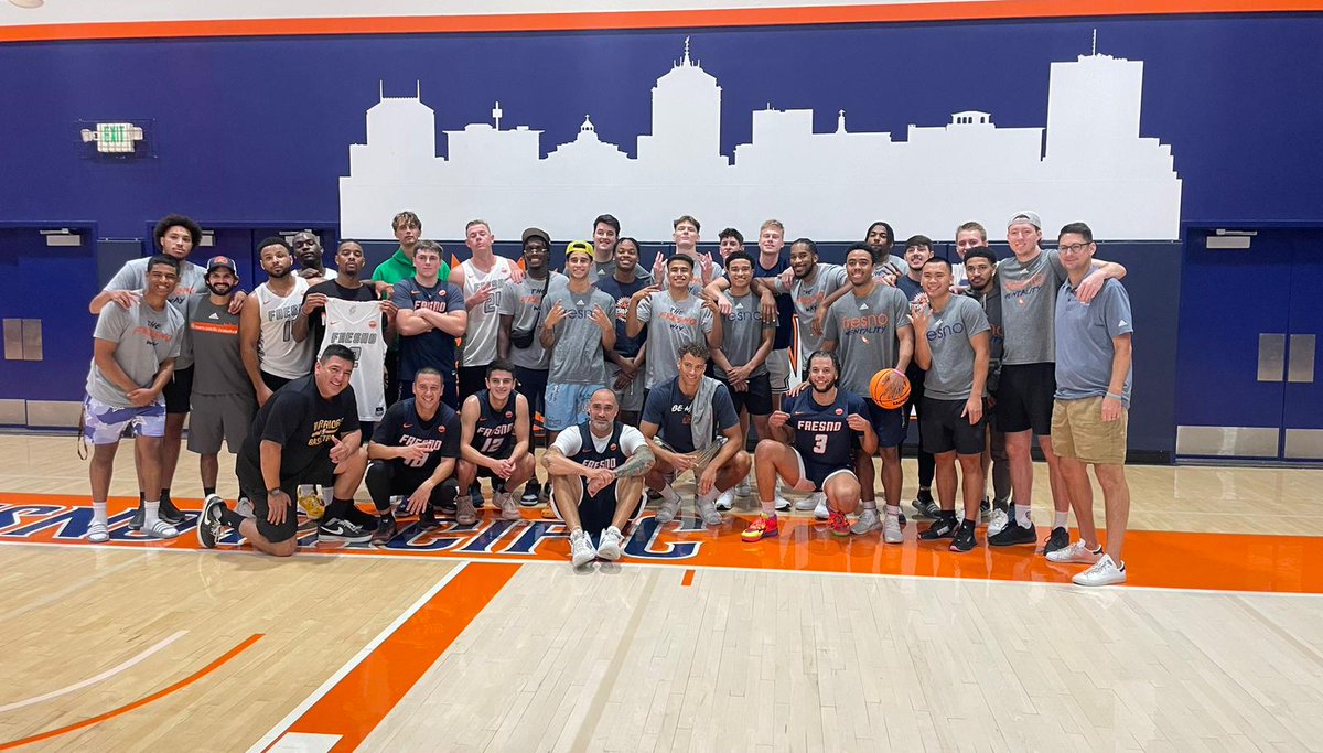 FPU_MBB's tweet photo. 2022 Alumni Game in the ๐.
Thanks to all our beloved alumni who came through, and congrats to game MVP Adrian Antunez.
The Fresno Way bridges generations. And it's here to stay.
#FirstThingStayFirst | #teamFPU https://t.co/smut3RGldu