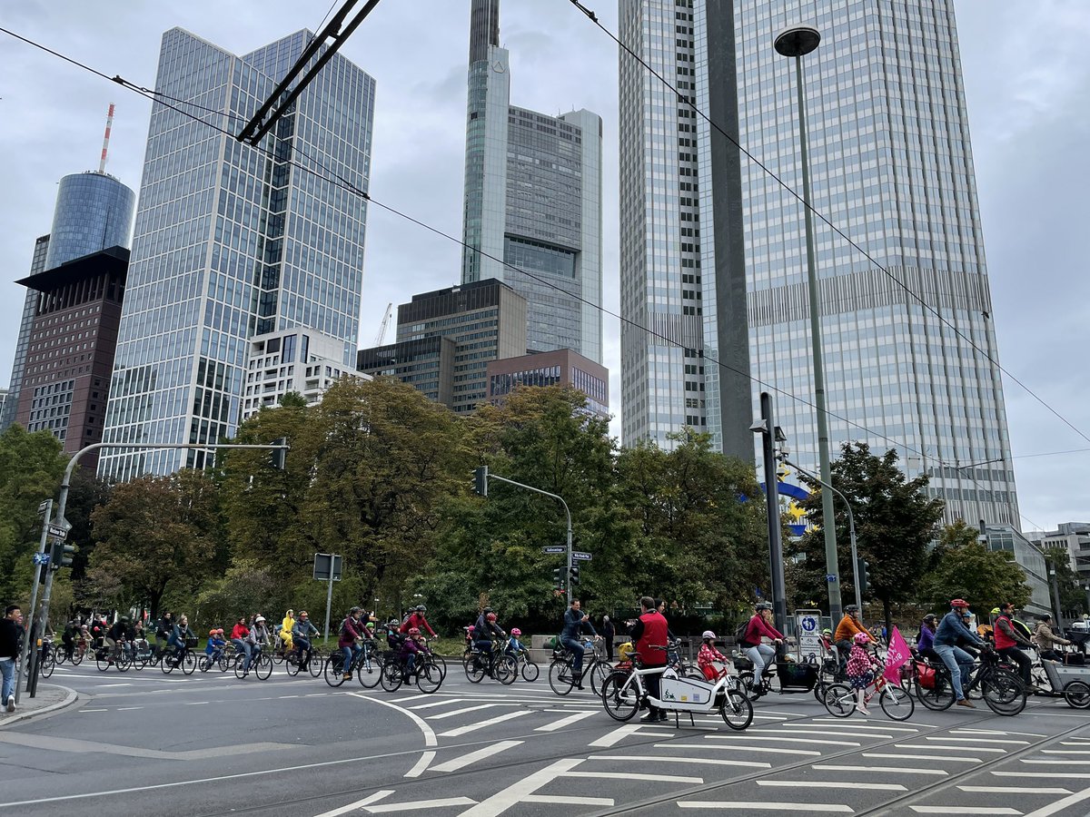 f3rnsicht's tweet photo. Frankfurt trifft Offenbach 🚲🚲
Die #KidicalMass hat allen wieder Spaß gemacht 🤩 https://t.co/POWc7ylWSu