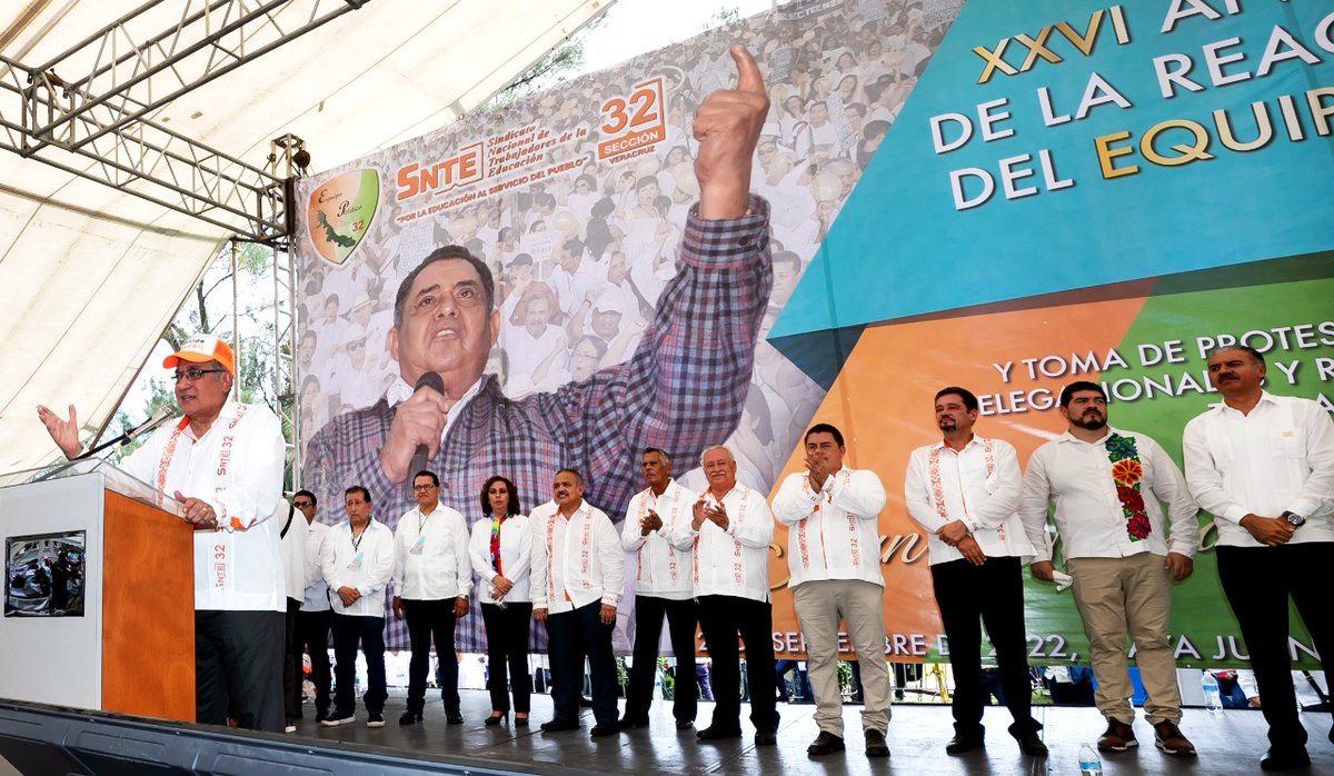 SECC40CHIAPAS's tweet photo. #UnoSomosTodos🙋‍♀️
#TodosSomosUno🙋‍♂️ 

⚪️ Más de 20 mil voces de agremiados se suman a la  demanda del #SNTE 📚 de exigir todo el rigor de la ley para los asesinos de la maestra Beatriz Elizabeth Meza #Sección32 #Veracruz ✔️

Nota 👉 https://t.co/8KE8KxsLcC 👈 https://t.co/8DlHD6Tz34