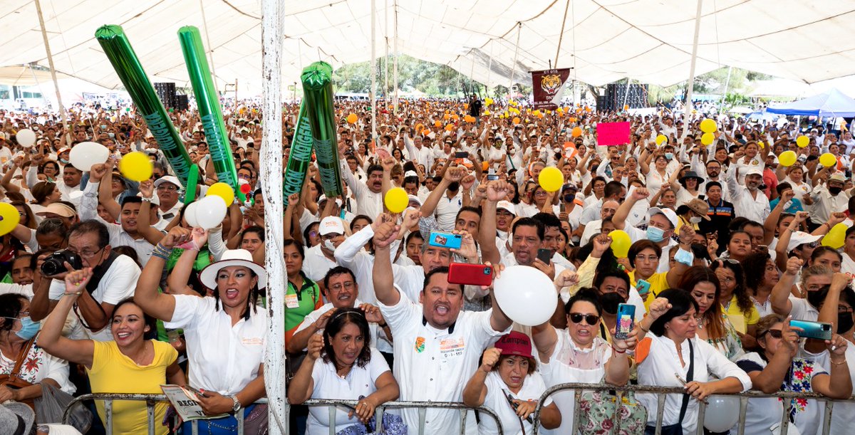 SECC40CHIAPAS's tweet photo. #UnoSomosTodos🙋‍♀️
#TodosSomosUno🙋‍♂️ 

⚪️ Más de 20 mil voces de agremiados se suman a la  demanda del #SNTE 📚 de exigir todo el rigor de la ley para los asesinos de la maestra Beatriz Elizabeth Meza #Sección32 #Veracruz ✔️

Nota 👉 https://t.co/8KE8KxsLcC 👈 https://t.co/8DlHD6Tz34