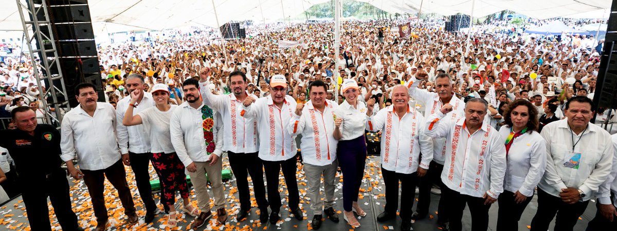 SECC40CHIAPAS's tweet photo. #UnoSomosTodos🙋‍♀️
#TodosSomosUno🙋‍♂️ 

⚪️ Más de 20 mil voces de agremiados se suman a la  demanda del #SNTE 📚 de exigir todo el rigor de la ley para los asesinos de la maestra Beatriz Elizabeth Meza #Sección32 #Veracruz ✔️

Nota 👉 https://t.co/8KE8KxsLcC 👈 https://t.co/8DlHD6Tz34