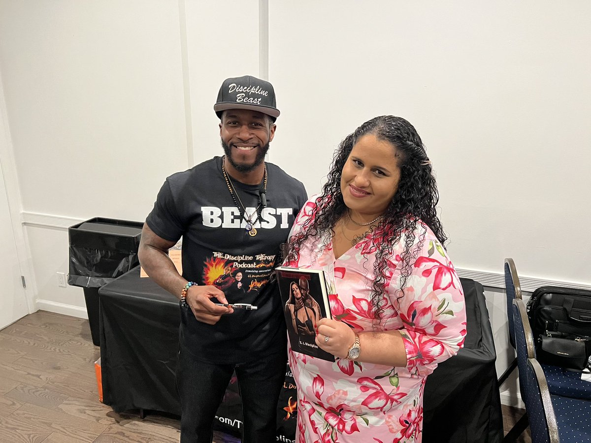 mrdiscipline_07's tweet photo. Thanks to all that came. Photos of event and photos with raffle book winners, signed by me. More behind the scenes photos and videos on https://t.co/APlFtzxVzR. https://t.co/rWNF6hbWyM