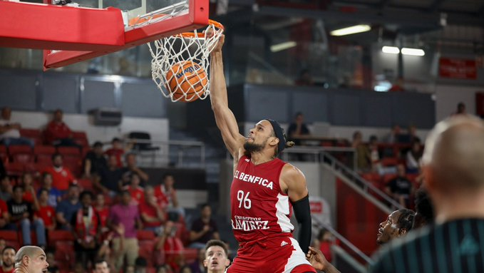 Ivan Almeida fez 39 pontos no jogo que garantiu o apuramento inédito do Benfica para a Champions de Basquetebol.

SURREAL 😲