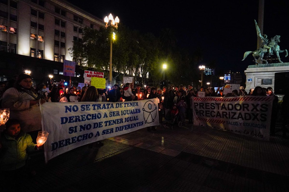 kriskobicho's tweet photo. 2° marcha de antorchas; fuimos familias que tenemos hijo con alguna condición; visibilizando que DISCAPACIDAD ESTA EN CRISIS. 
@alferdez recibanos, no soy famosa pero queremos tener una entrevista un grupo de padres con Usted. @todonoticias @LANACION @dominiquemetz @edufeiok https://t.co/Q26LrzqrvY