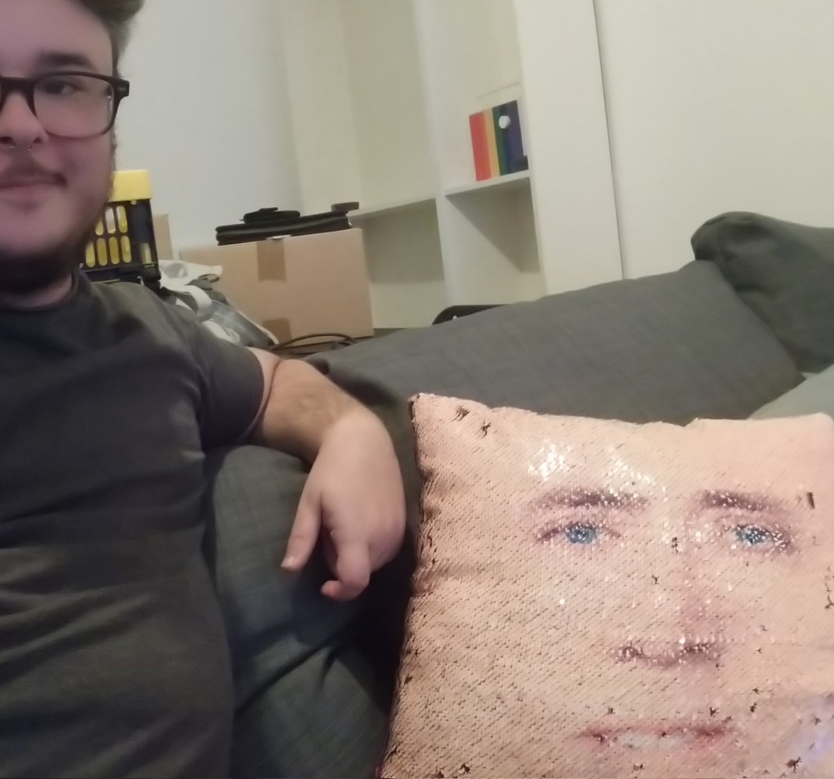 SirPsychoHelo's tweet photo. Different flat, same pillow
(best gift from @ZeAntwan) https://t.co/lQkuiT5AIf