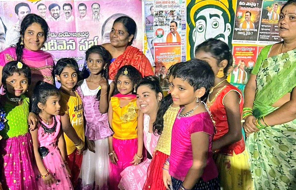 JyotiBegal's tweet photo. It was nice to do bathukamma  dance with little angels. https://t.co/Totfh2JN8D