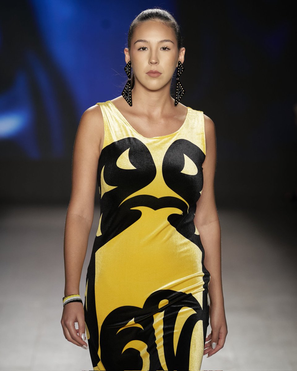 aylelum's tweet photo. Here is Tiana of #supernaturalsmodelling in our Yellow Velvet Transformation Dress, as seen at @nyfw Sept 11 ,22💛
Butterfly earrings: @coppercanoewmn
Artwork: Joel Good
#nyfw #gfctakesnyc #nyfwss23 #supernaturalsmodelling #Indigenousmodel #indigenousfashion #coastsalishfashion https://t.co/m5zB7cAEL3