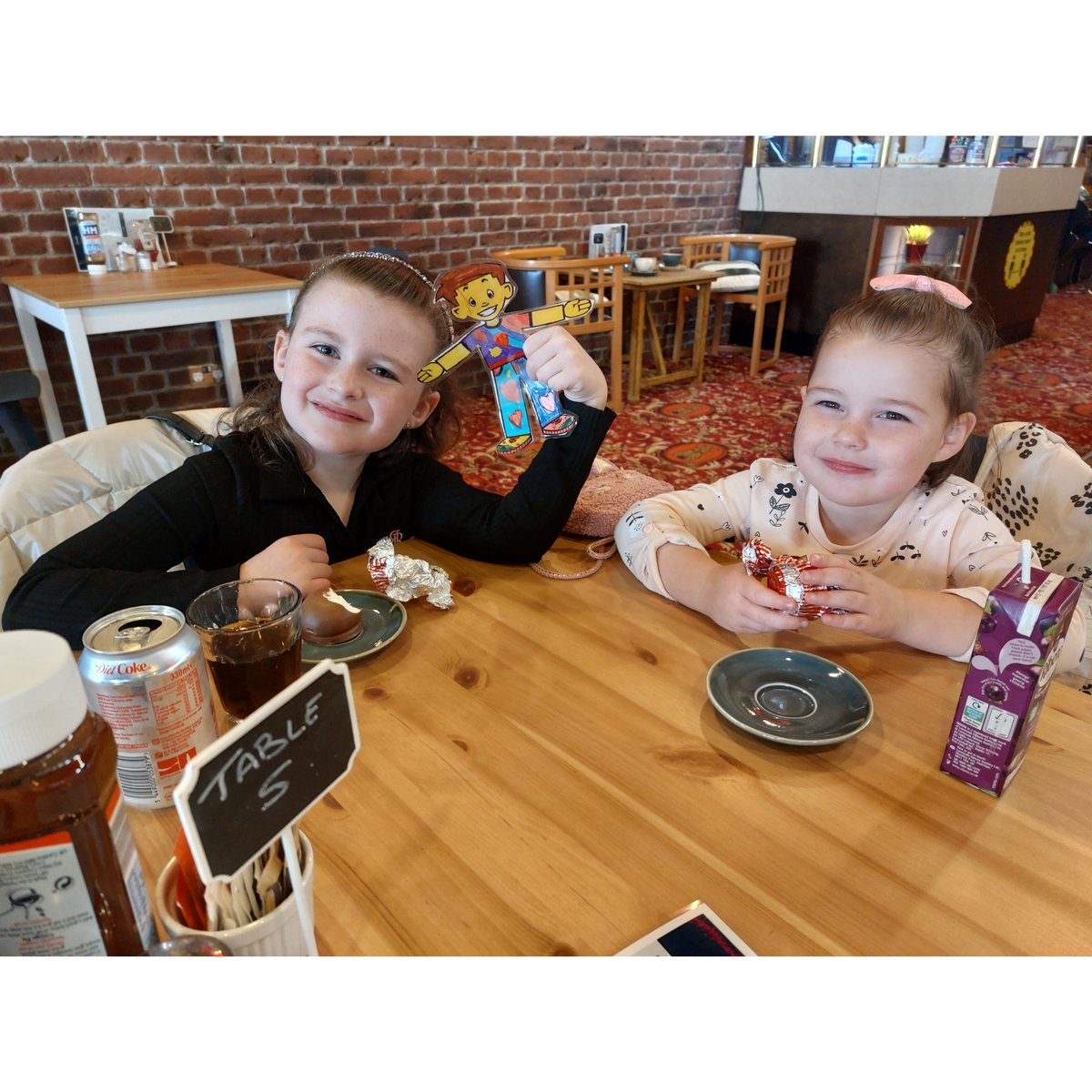 MeganTotten4's tweet photo. @MrsCrerar N took flat Stanley wedding dress shopping and for a bite to eat with her sister , mum , nana and nana ann. https://t.co/onXwZT3Kln