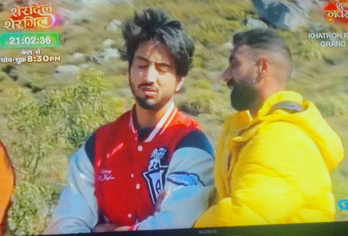 I think @ColorsTV have changed their rule... In earlier seasons other finalists weren't allowed to watch the stunt the one who is performing, considering it would be fair but this season has different plans.

#KhatronKeKhiladi12 #MohitMalik #TusharKalia