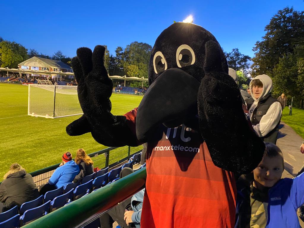 Russ_IoM's tweet photo. @UpTheRavens @RaymondPRaven @GefMongooseIOM
Raymond knows the score... well played last night @FCIsleOfMan, good result and performance.
#theBearWasntthere #OneTrueMascot https://t.co/Ca5C0FWKDe