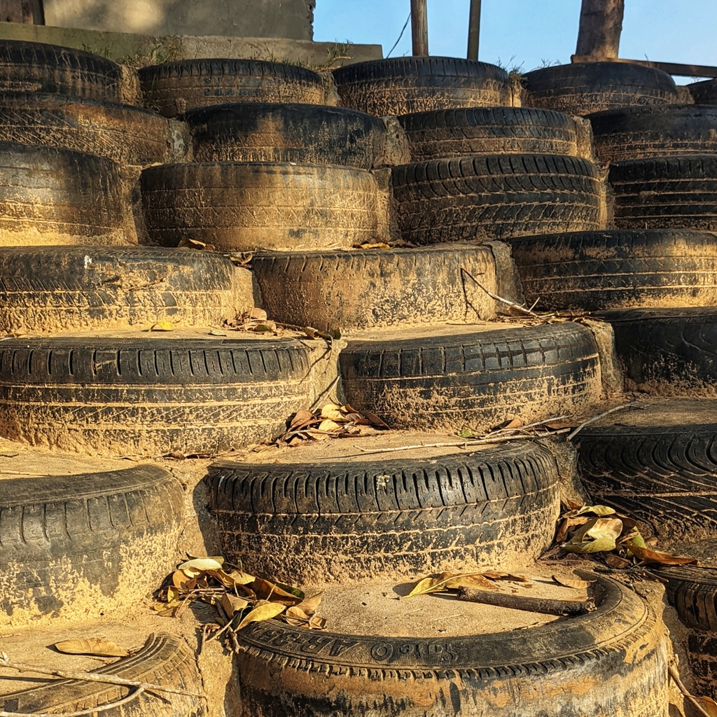 SnowAndCurt's tweet photo. Who needs concrete retaining walls along the river when you have tires to recycle? Just things we see as we drive our van around Latin America! 

#vanlife #snowandcurt #fulltimetravel https://t.co/vi6RO8RLxZ