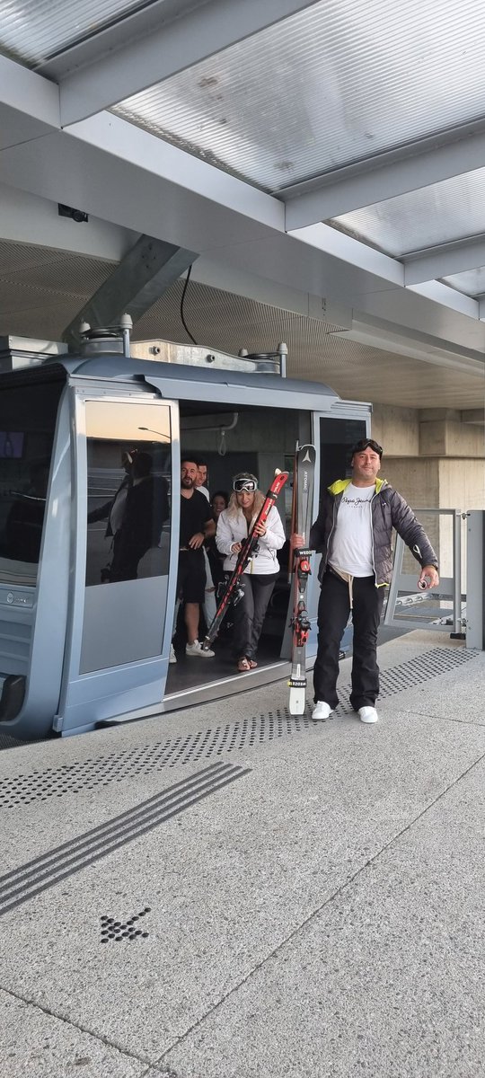 Premiers ❄️ ❄️ ❄️ ❄️  sur les Pyrénées ☃️🥳🥳 Hé oui les toulousains ont déjà des fourmis dans les jambes !! Vivement l'ouverture des stations 🏂⛷️🤸 Pour l'instant on profite de notre beau #téléphérique #toulousain #teleo  <a href="/Meteo_Pyrenees/">Météo Pyrénées</a> <a href="/ladepeche31/">La Dépêche 31</a>