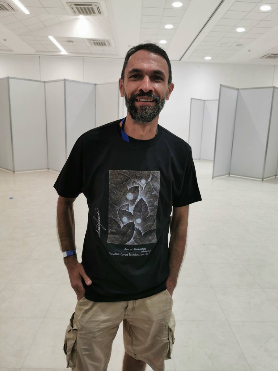 SocBotMex's tweet photo. En el stand de la #SocBotMex tendremos artículos a la venta cómo estás playeras con diseños de nuestros ilustradores galardonados #XXIIBotanica22 nuestro modelo @ruizlalo secretario de integración regional https://t.co/3JX8PTQppB