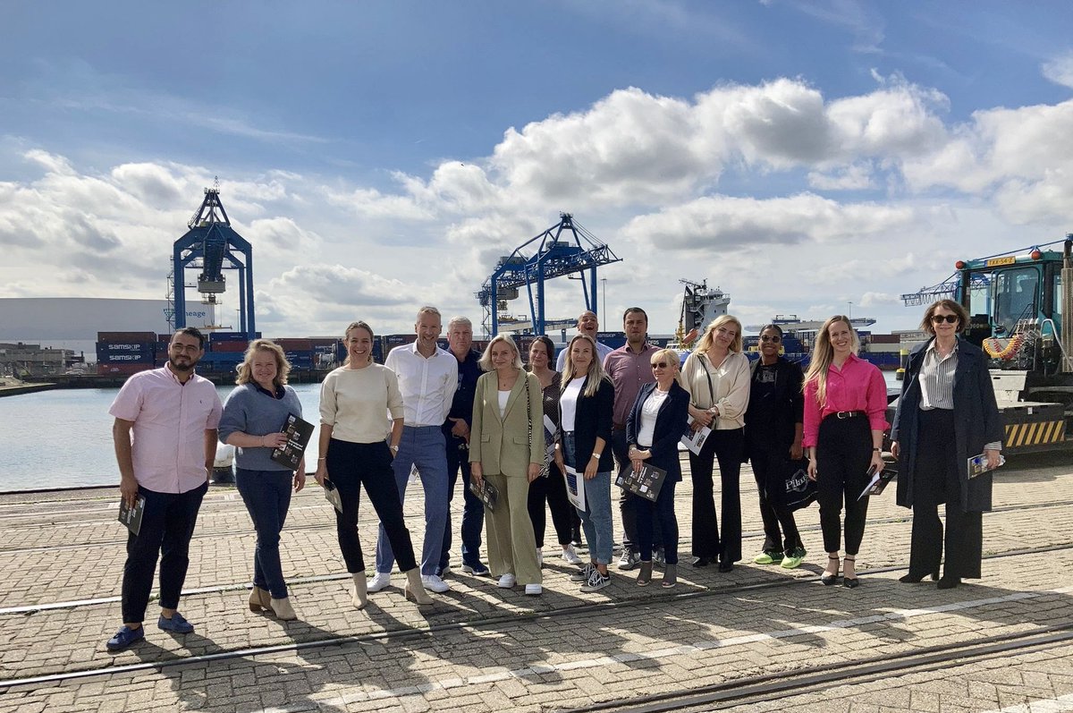 Rotterdamse haven: kabinet maakte deze week bekend dat vanaf 2023 jaarlijks €23,5 miljoen beschikbaar is voor aanpak van drugshandel via o.a. de R’damse haven. Onlangs  werkbezoeken gebracht aan ‘havenpartners’. Mooi dat al goed wordt samengewerkt, op naar verdere intensivering!