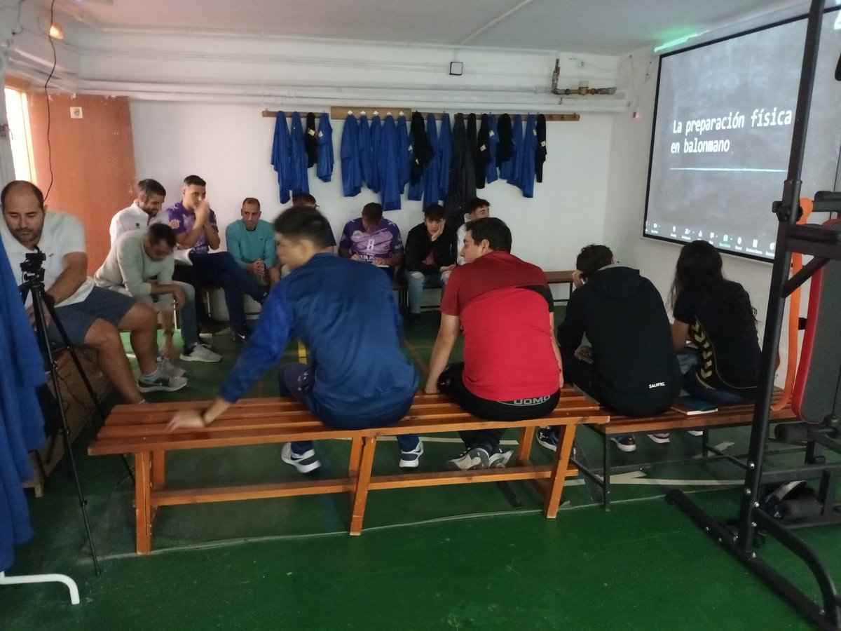 BmAulaCultural's tweet photo. Seguimos mejorando.Con el esfuerzo de todos tenemos uno de los gimnasios mejor dotados y uno de los grupos de entrenadores más comprometidos. Hoy, por la tarde, juntos en una exposición de nuestro preparador físico sobre la obligación y ventajas de su trabajo . @cajaruralzamora https://t.co/0UJ9SBfDuy