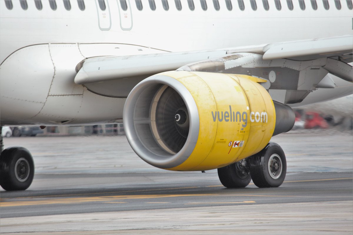 ipedruzo78's tweet photo. El EC-LVP de @Vueling no hace caso a los videos virales sobre ruidos en los aviones de @Angel_gaitan_of 😉y rueda con un solo motor encendido hasta la cabecera de pista para ahorrar combustible. 🤣🤣🤣🤣 @controladores @basquespotting @BilbaoAirport
 #VIBasqueSpottingWeekend https://t.co/zuIrxxeWbF