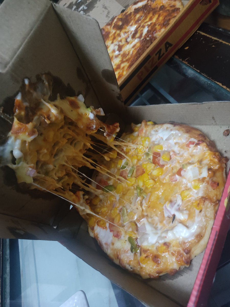 MarinerPrashant's tweet photo. @zomato @TOILucknow @TheLallantop @ABPNews @BBCBreaking @aajtak @ZeeNews @dhruv_rathee @zomatocare @ZomatoProHelp 
Waah bhai 🙏 maan gye zomato waalo ko, kya pizza 🍕 delivery 🏡 di hai. Extra topping ke liye pay kiya tha aur aapne to extra &amp; extra topping de di 🤑 paper mila ke https://t.co/oetYG3aroP