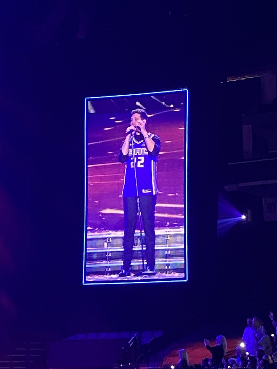 JakeCarlson2's tweet photo. @MichaelBuble wearing the absolute shit out of that Kings jersey last night. Hell of a show! #golden1center https://t.co/ygyKcVaQyq