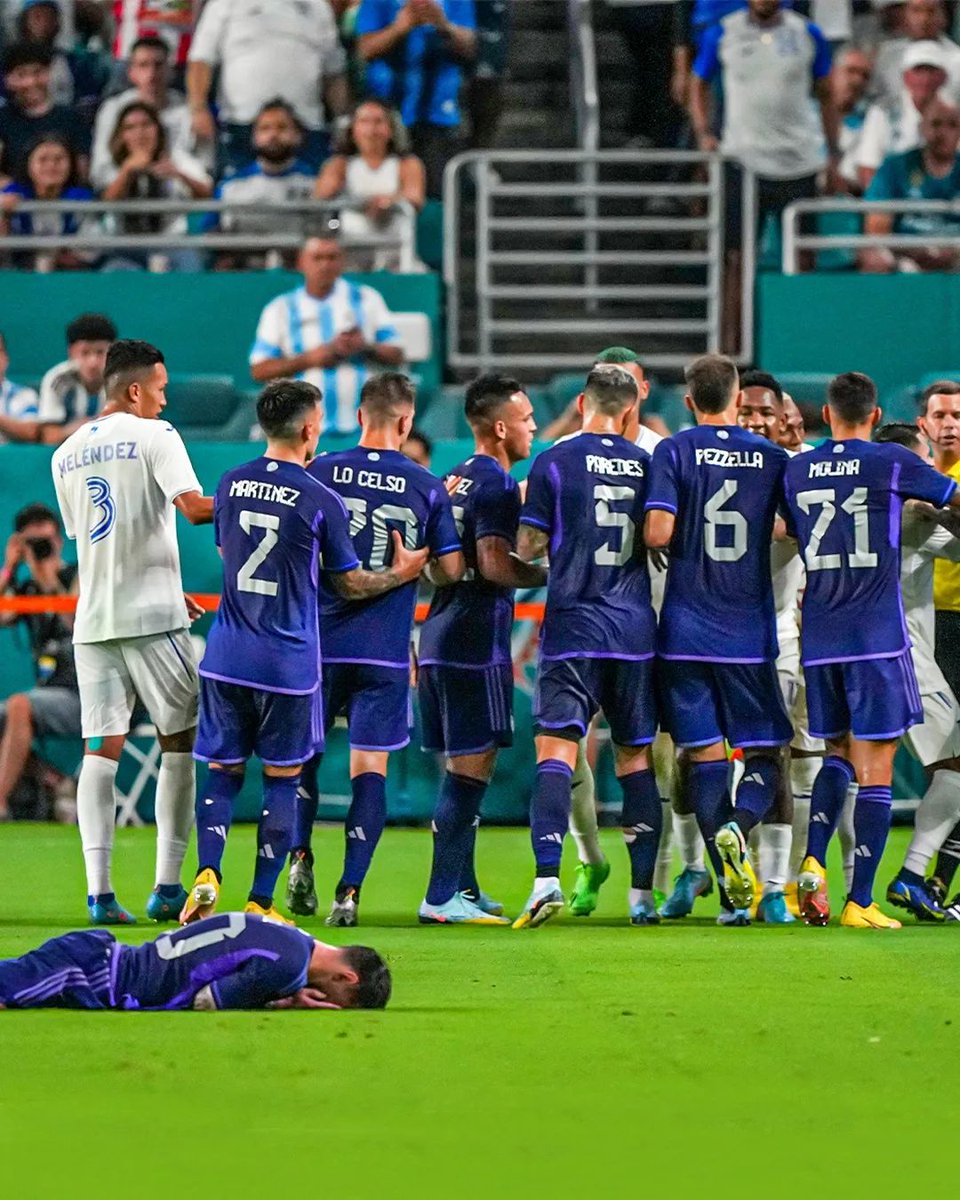 433's tweet photo. Messi's teammates always have his back 💪🧱 https://t.co/YGxe8bggIt