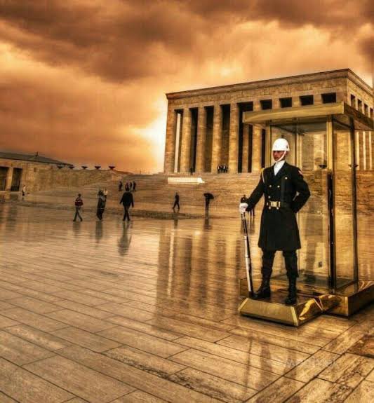 İran’da 43 yıldır iktidarda sözde islamcı, özde baskıcı rejimi protesto eden gencecik insanların üzerine yağan kurşunları izleyen herkes Türkiye Cumhuriyeti’nin kurucusu Mustafa Kemal Atatürk’ü minnetle anıyor. Her zaman gururla söylüyorum: Mezarında ülkesini yöneten tek lider🇹🇷