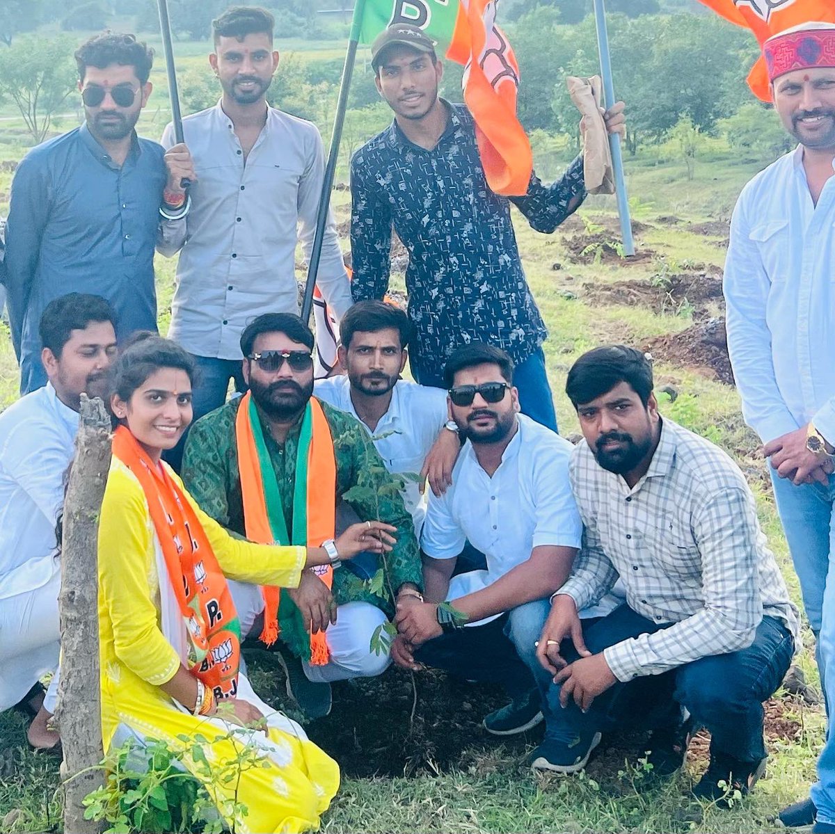 ayushsharma18's tweet photo. हरा-भरा मध्यप्रदेश महा अभीयान भाजयूमो ज़िलाअध्यक्ष मनोज जी ठाकुर के नेतृत्व में इंदौर ज़िले की देपालपुर विधानसभा के बेटमा मण्डल में संपन्न हुआ l
#हरा_भरा_मध्यप्रदेश #BJYMINDOREGRAMIN 
@vdsharmabjp @vaibhavpawarmp @manojsthakur @ChouhanShivraj @HitanandSharma https://t.co/qZZfKWGK1J