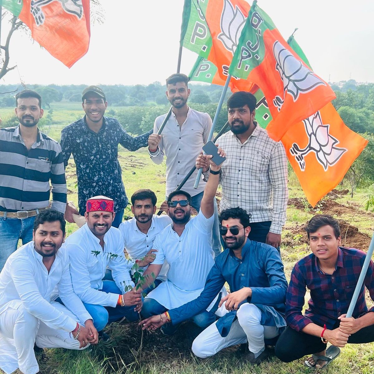 ayushsharma18's tweet photo. हरा-भरा मध्यप्रदेश महा अभीयान भाजयूमो ज़िलाअध्यक्ष मनोज जी ठाकुर के नेतृत्व में इंदौर ज़िले की देपालपुर विधानसभा के बेटमा मण्डल में संपन्न हुआ l
#हरा_भरा_मध्यप्रदेश #BJYMINDOREGRAMIN 
@vdsharmabjp @vaibhavpawarmp @manojsthakur @ChouhanShivraj @HitanandSharma https://t.co/qZZfKWGK1J