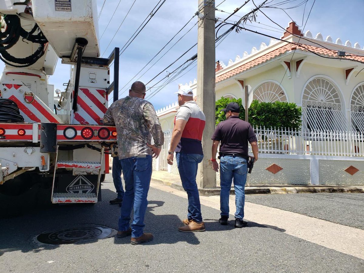 Chacho_187's tweet photo. Aquí en Isabela Luma le llamó la policía al alcalde Miguel “Ricky” Méndez por usar brigadas locales para energizar “bolsillos”. Y hasta amenazaron con retirar las brigadas(LUMA) si no para de hacerlo. Mano esto no parece real lo qué pasa en este país https://t.co/teKw2aY5WX
